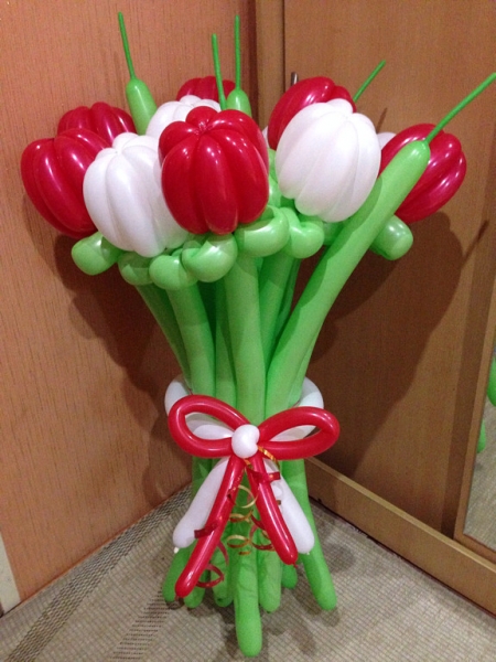 ваза с тюльпанами из шаров