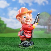 Садовая фигура Гномик пожарный