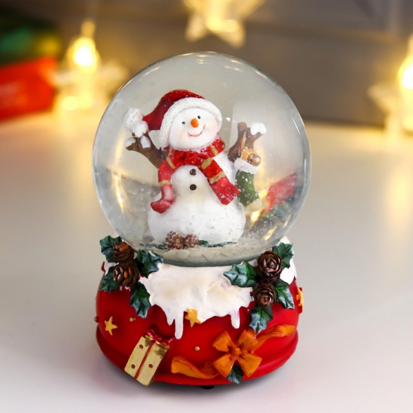 Музыкальный снежный шар Снеговичок с рождественским носком